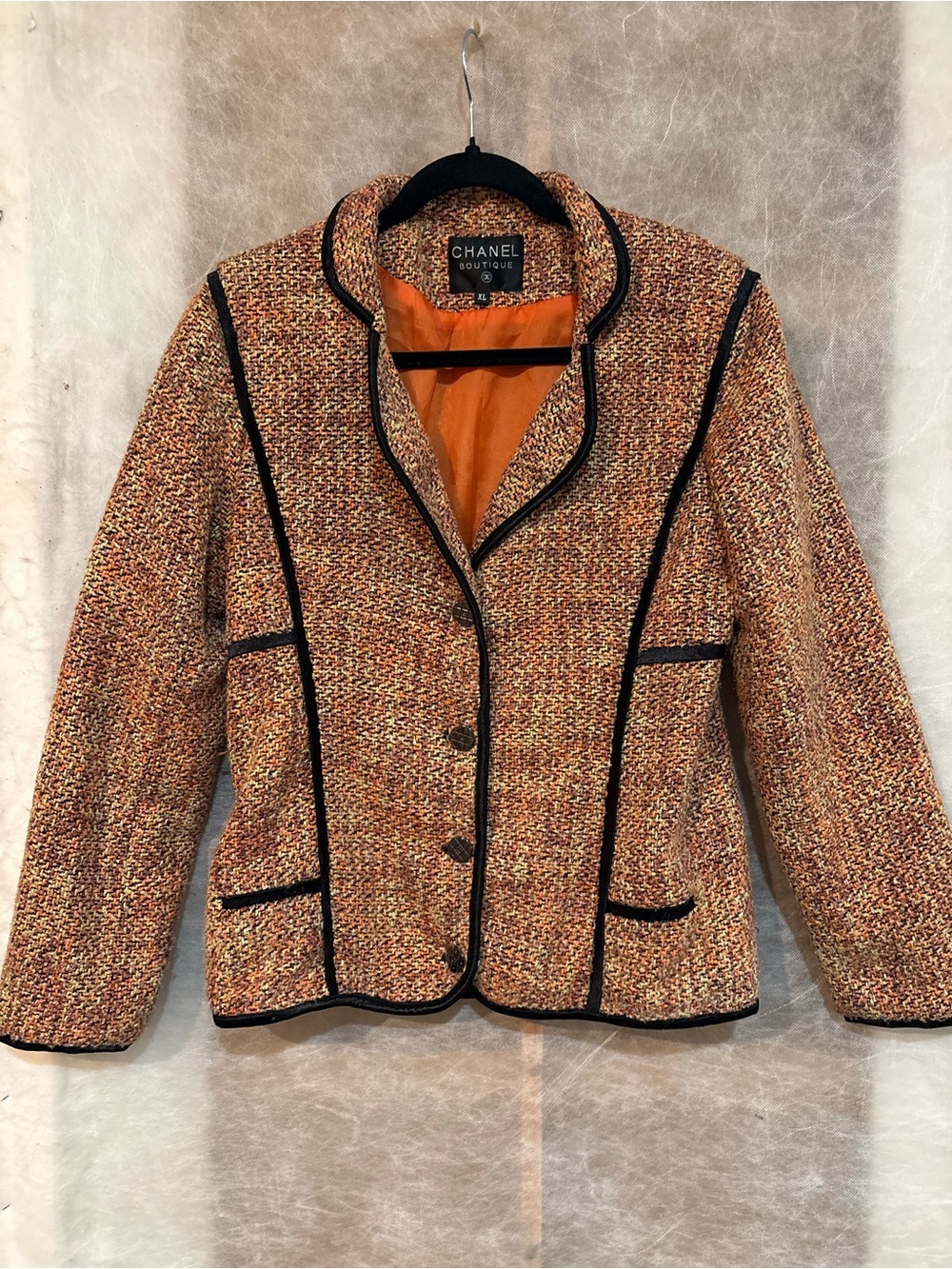 CHANEL Tan Tweed Blazer with Black Piping - Picture 4 of 16